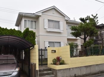 紫外線に対する耐性に優れている外壁塗料。屋根は遮熱の効果を持つ塗料で塗り替えました。