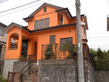 雨漏りと色あせ悩み、インターネットで調べホームページから問い合わせをいただきました。