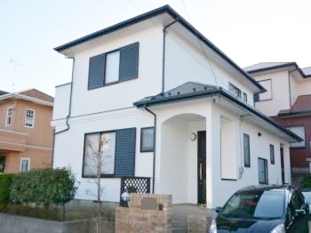 屋根には、【紫外線】のダメージを大幅に減らす仕上げ塗料を塗りこみました。