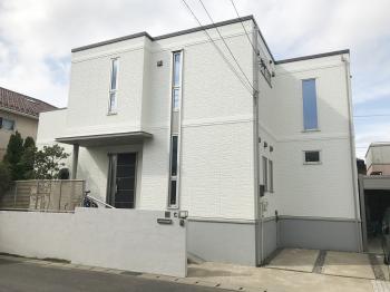 無機成分が汚染に対する抵抗力を高め、水系塗料における最高水準の低汚染性を実現。防カビや防藻の効果も有します。