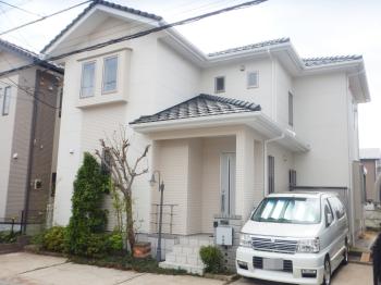 多彩な色と上品な光沢がある外壁塗料。紫外線による変色が起こりにくく、汚れにくい特長があります。