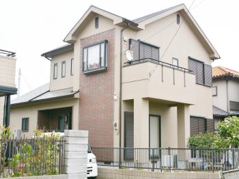 色あせや汚れが目立ち、全体的に黒ずんでいた外観が、塗装により新築同様の輝きを取り戻しました。