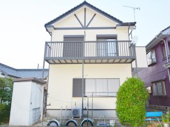 外壁塗料は、塗膜表面に微細な凹凸構造を施し、ハスの葉と同様のロータス効果を再現した超撥水性塗膜を実現。