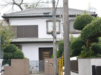 外壁の塗装工事をご注文いただきました。また、塗装で修復が難しい一部の雨樋や雨戸を交換しました。