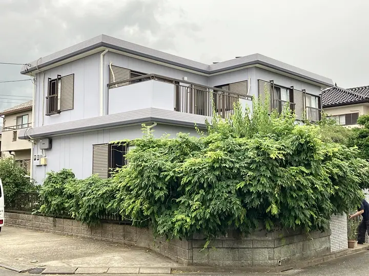屋根、外壁に色褪せやひび、剥がれなどがありました。