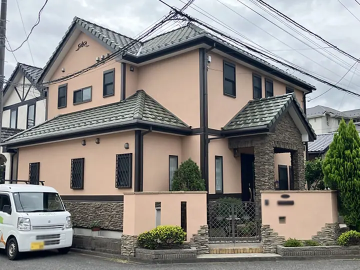 外壁・シーリングにひび割れや色褪せがありました。