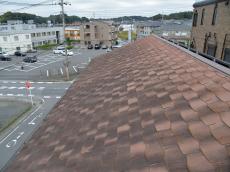 黒ずんだ屋根