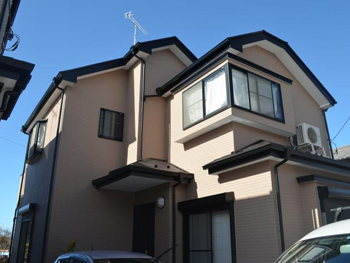 家全体を高圧洗浄でしっかりと洗い流し、普段目にしない箇所も丁寧に下地調整を行ないました。