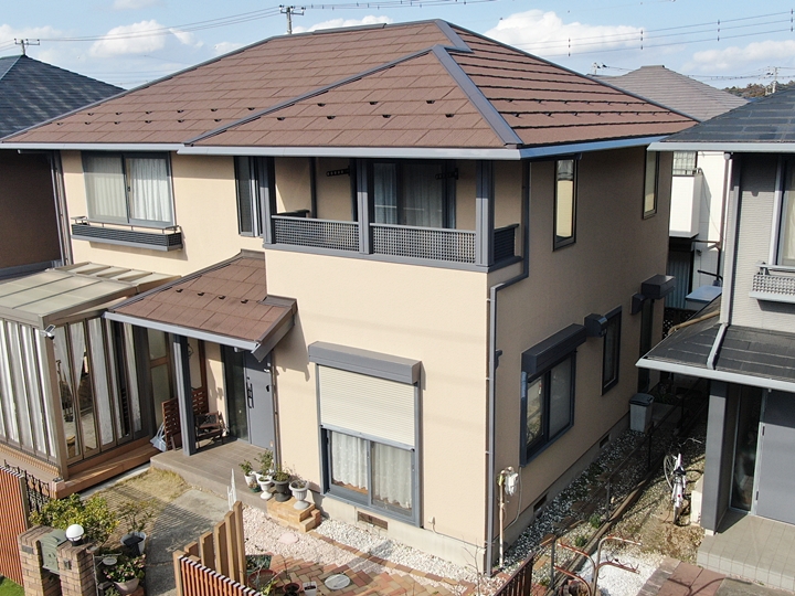 屋根、外壁に剥がれ、色褪せがありました。