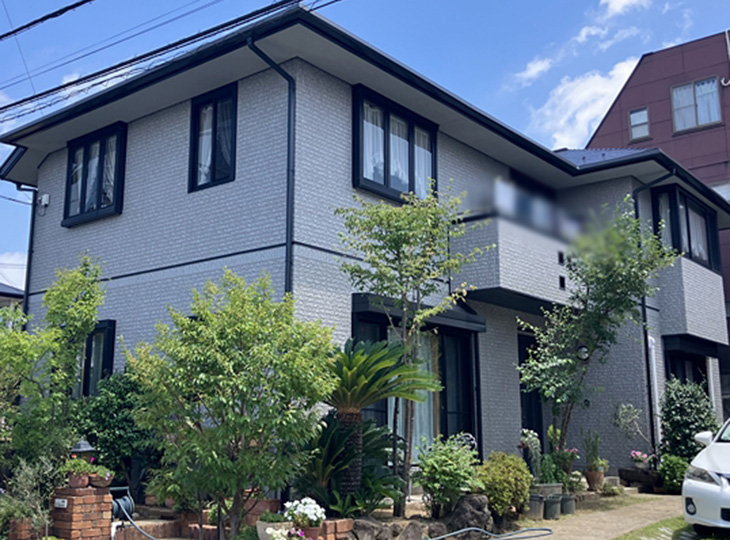 屋根、外壁に剥がれ、色褪せがありました。