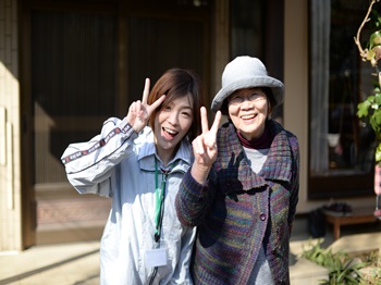 離れて暮らす母に安心して過ごしてほしく、塗替えをすることにしました。母も大変喜んでおり、友だちを呼んで庭先でお茶会をひらいているそうです・・・！