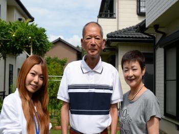 くさび緊結式足場を組み立て、飛散防止ネットを取り付けます。下地処理後、外壁と付帯の塗装工事を行いました。